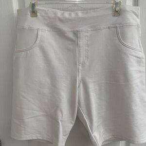 HUE White Bermuda Shorts